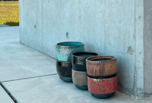 夢風組の外壁に沿って飾られた陶器の植木鉢