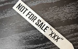 コバヤシヒーティングのカッコいいネームタグが飾っている画像