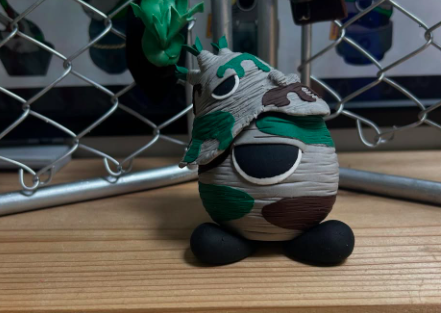 skr.9.2作の塊根植物フィギュア「グラモン」が、小さな帽子を被っている愛らしい様子。この記事の主役です。