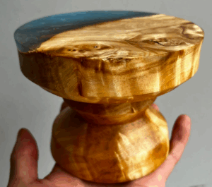 cooo_infoのどっしりとした大きな植物を置いても ぐらつかない長い間育ってきた大木と新たな素材のレジンを 組み合わせた花台