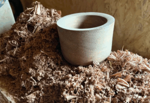 cooo_infoのひとつの鉢を作るのに これだけの木屑が出ます。廃棄物として処理します。 時間もかかります。手間もかかります。 仕上げまでに複数の工程があります。